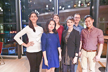 Gruppenbild von sechs Sängerinnen und Sängern des Opernensembles im Foyer
