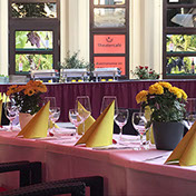 Festlich mit gelben Servietten und Sonnenblumen eingedeckte Tafel im Theatercafé