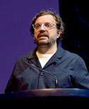 Julien Chavaz, Generalintendant des Theaters Magdeburg, am Rednerpult