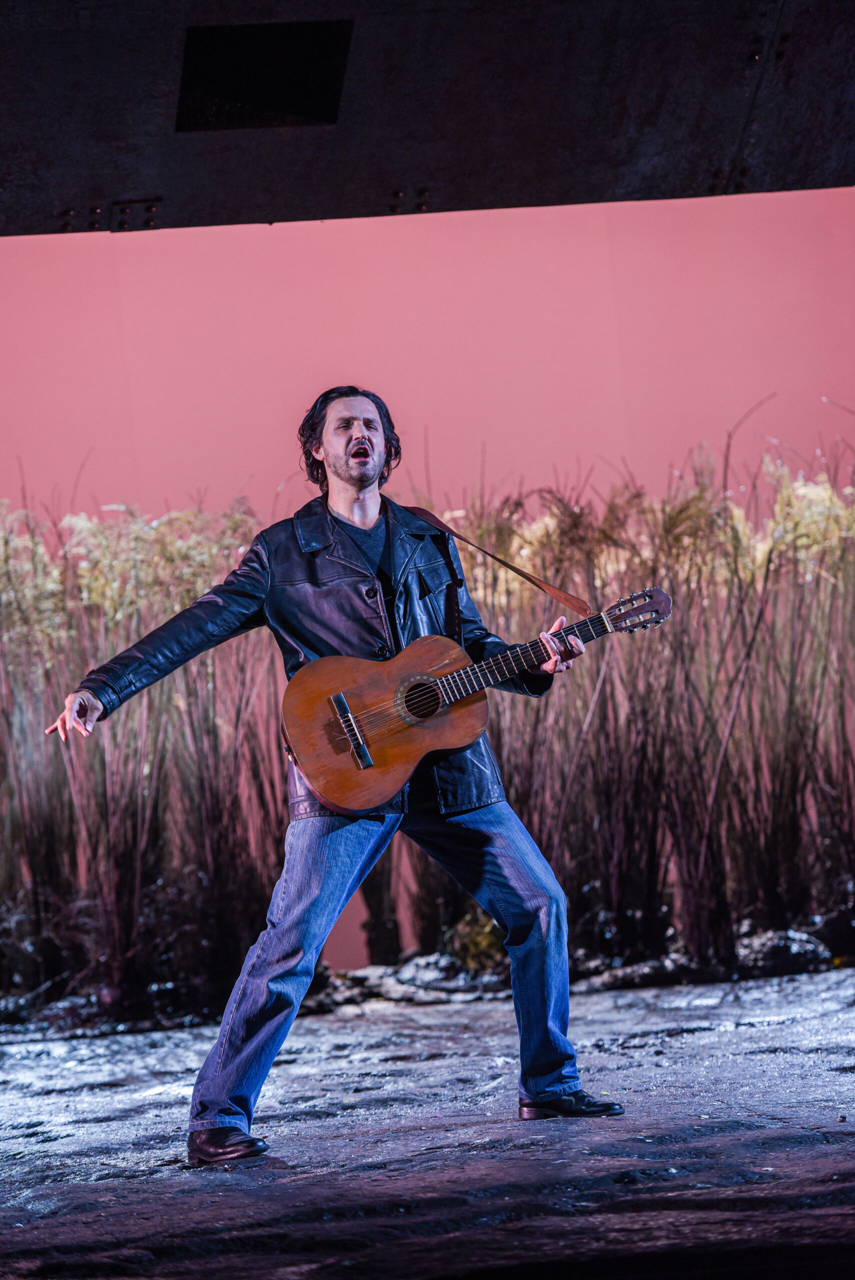 Peter Diebschlag, Förderpreisträger Musiktheater, auf der Bühne in „Katja Kabanowa"